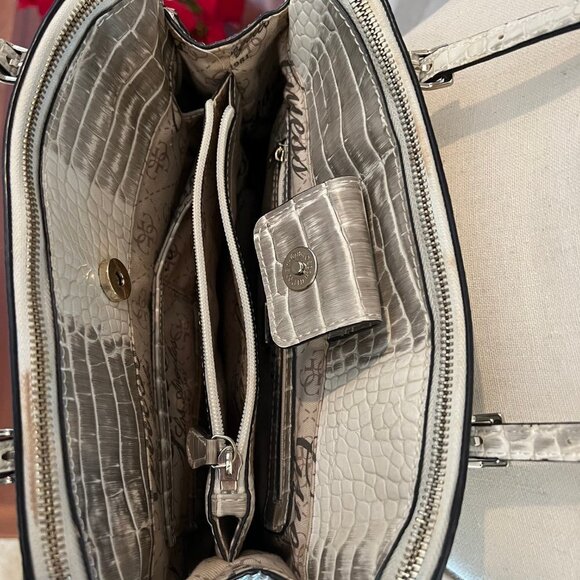 Guess two-tone alligator purse in good condition - Picture 4 of 7